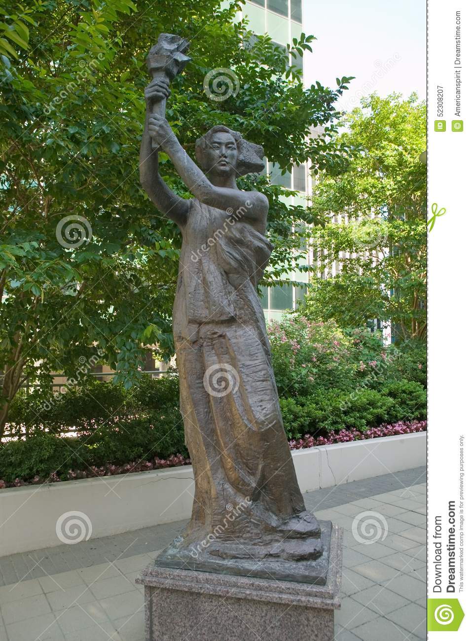 露肩上衣怎么搭配 仙气十足的搭配穿出玉女香肩|kycom(图4)