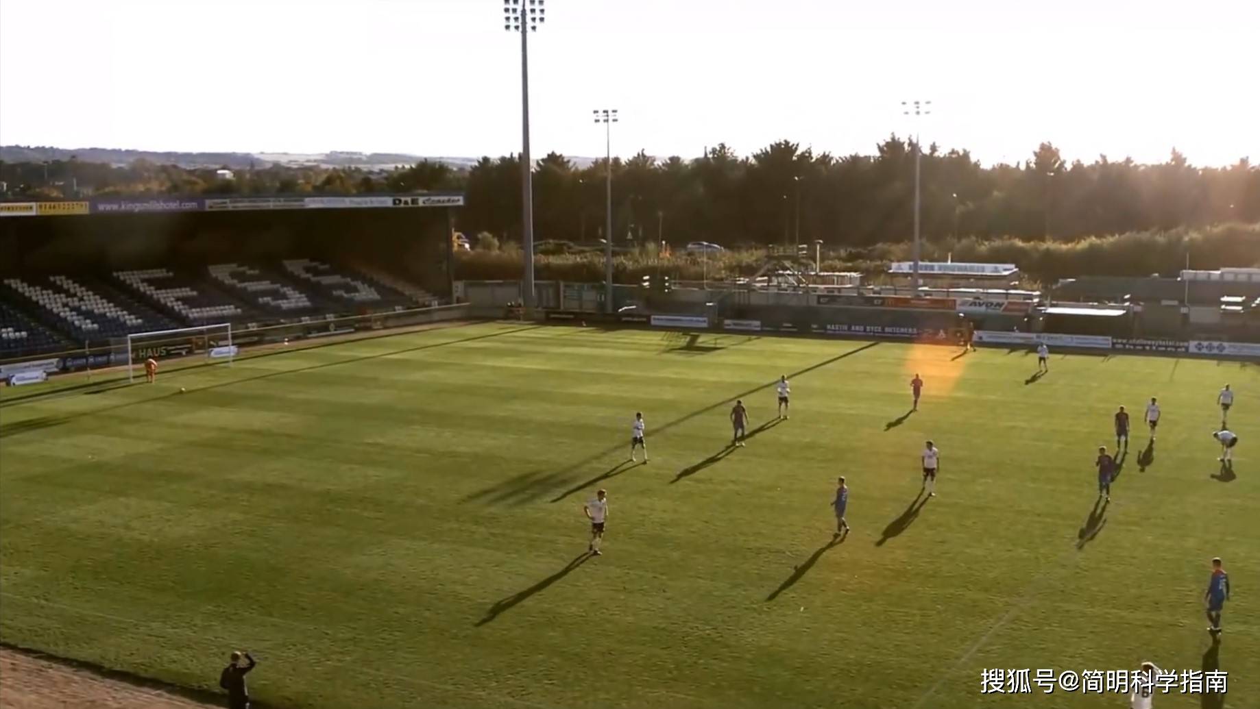 “kycom”
AI控制足球联赛直播堕落 误将裁判的秃顶当成了足球(图9)