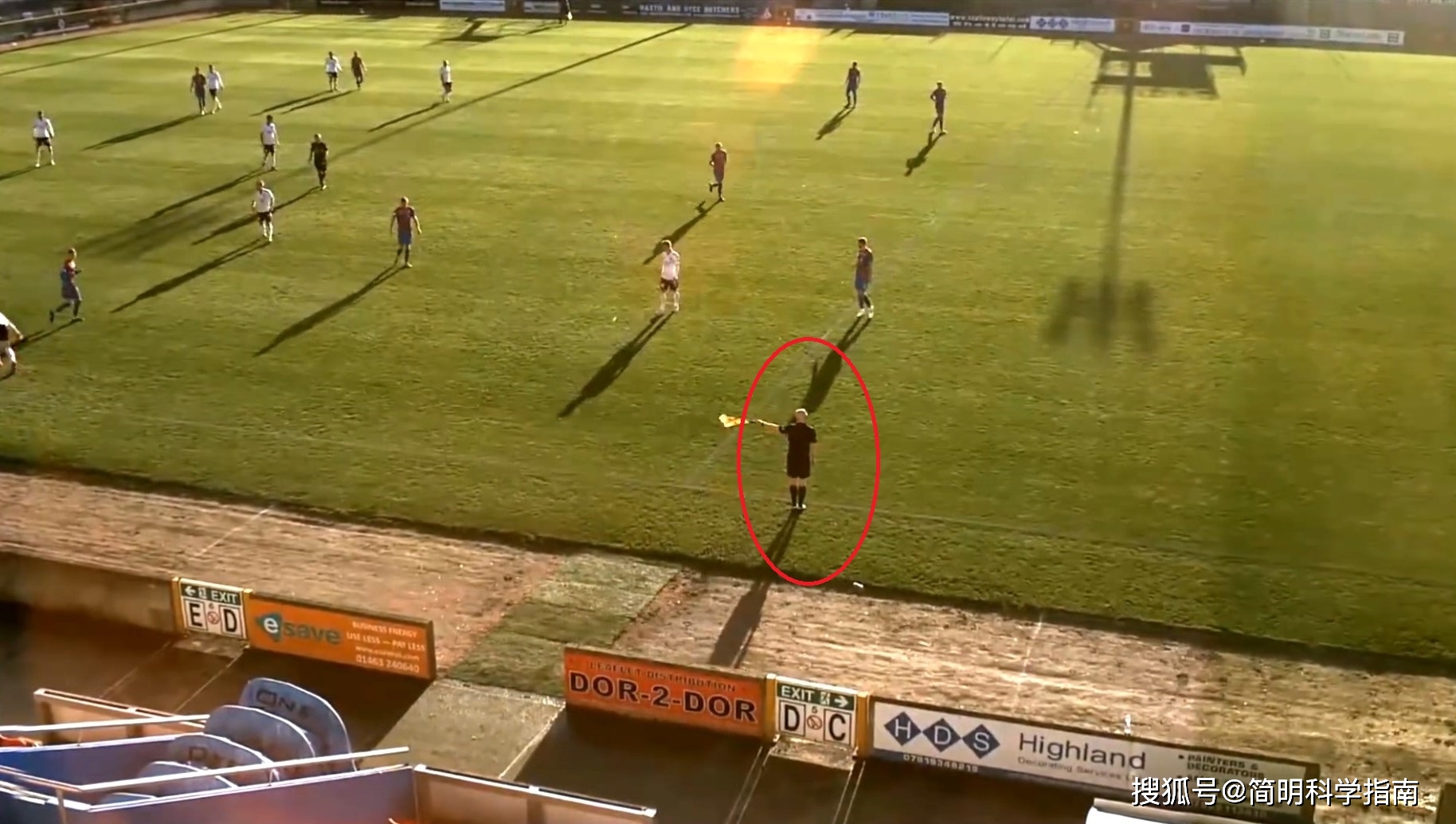 “kycom”
AI控制足球联赛直播堕落 误将裁判的秃顶当成了足球(图10)