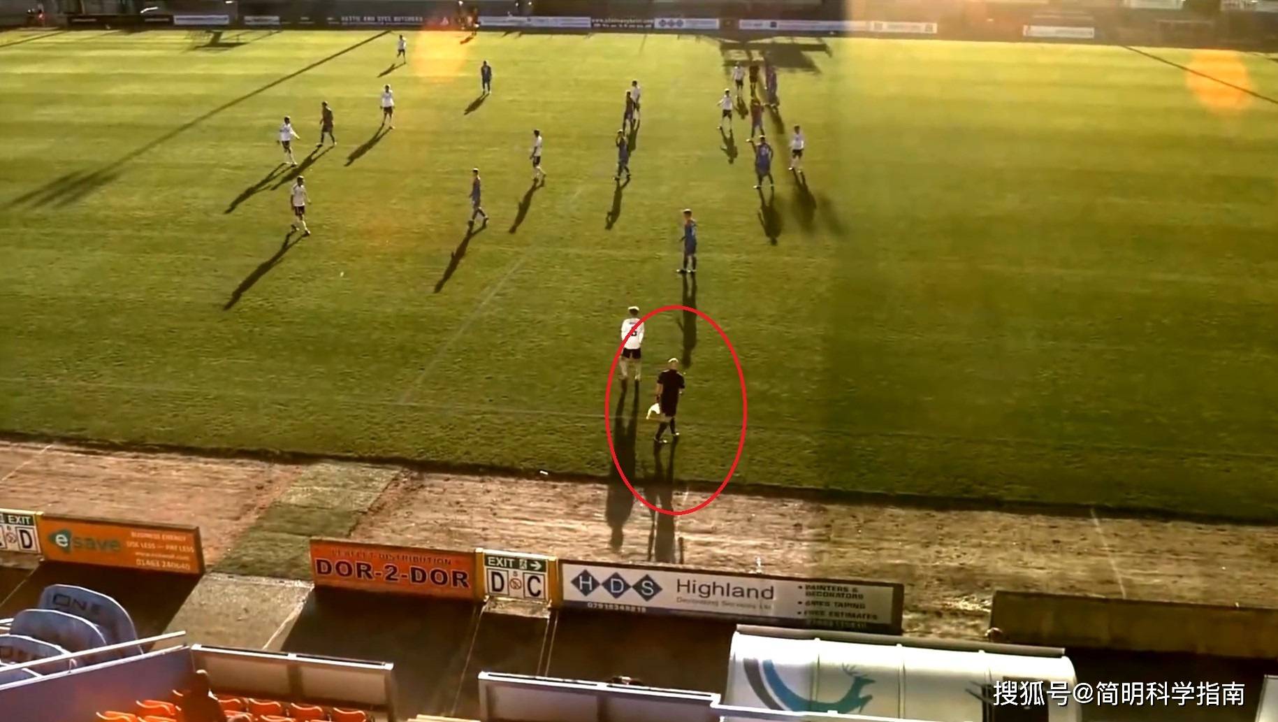 “kycom”
AI控制足球联赛直播堕落 误将裁判的秃顶当成了足球(图11)