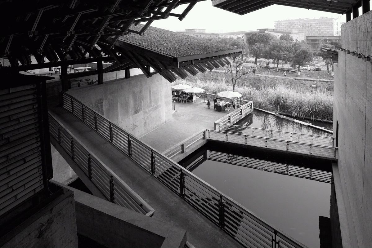 ‘ky.com’巴萨旧将破门本泽马梅开二度 皇马2-1逆转埃瓦尔避免遭双杀(图2)